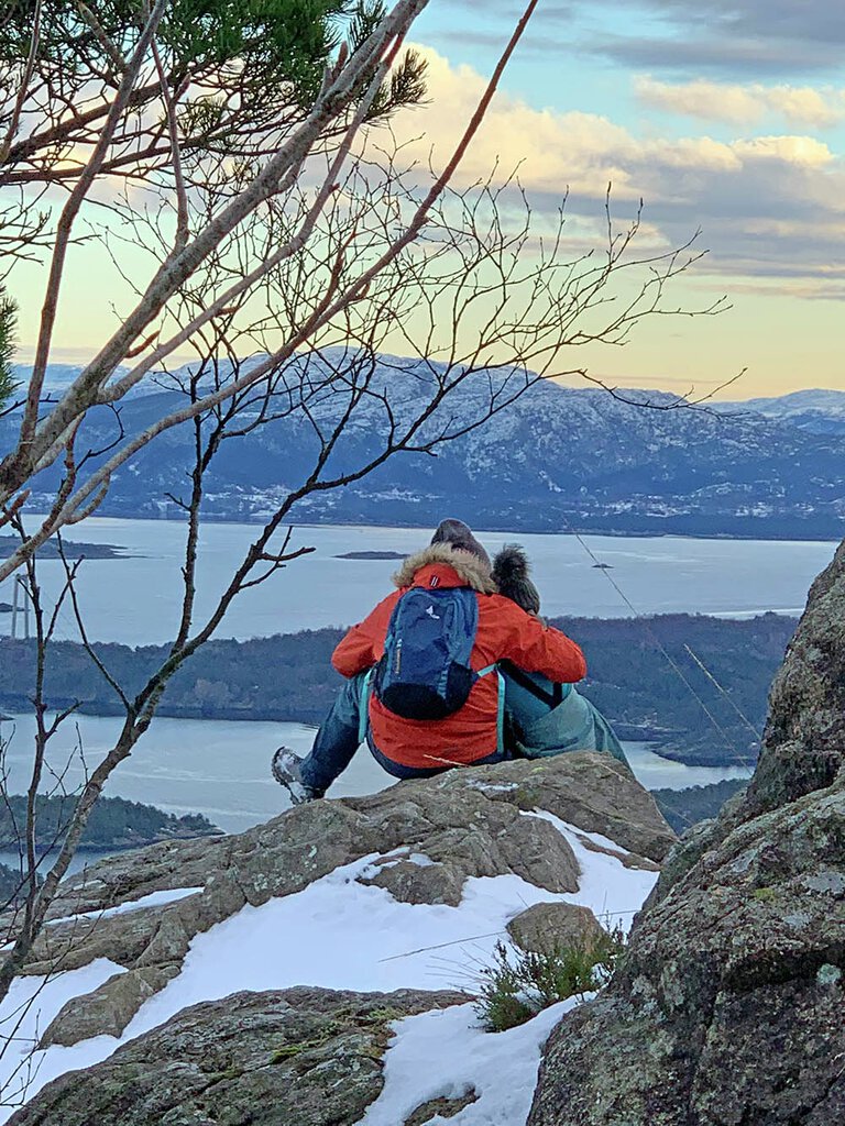 utsikt frå siggjohadlo father and daughter from behind sitting on mountain enjoying the view